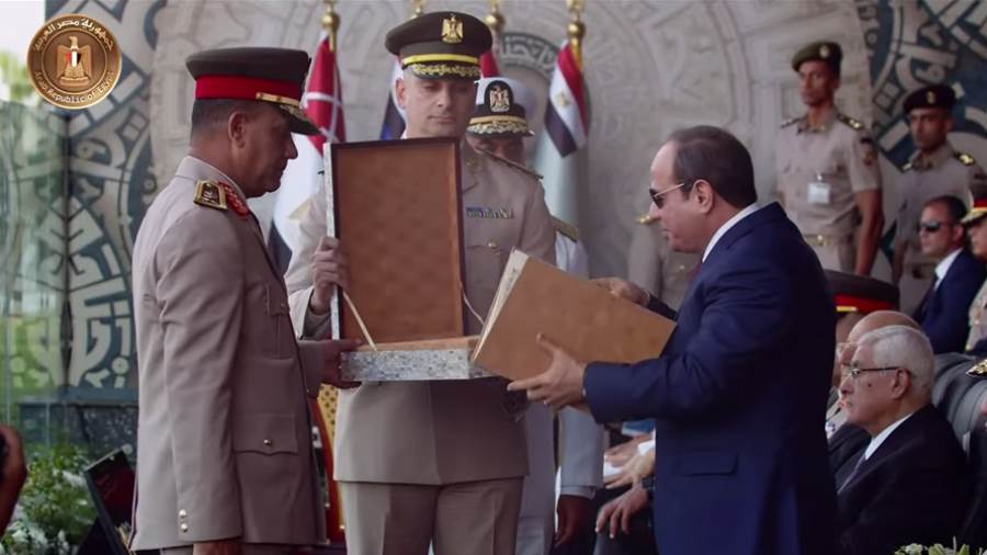 مدير الأكاديمية العسكرية يهدي للرئيس المصحف الشريف