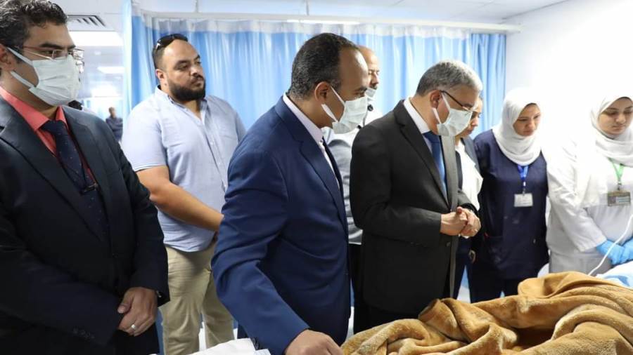 محافظ المنيا يطمئن على حالة المصابين