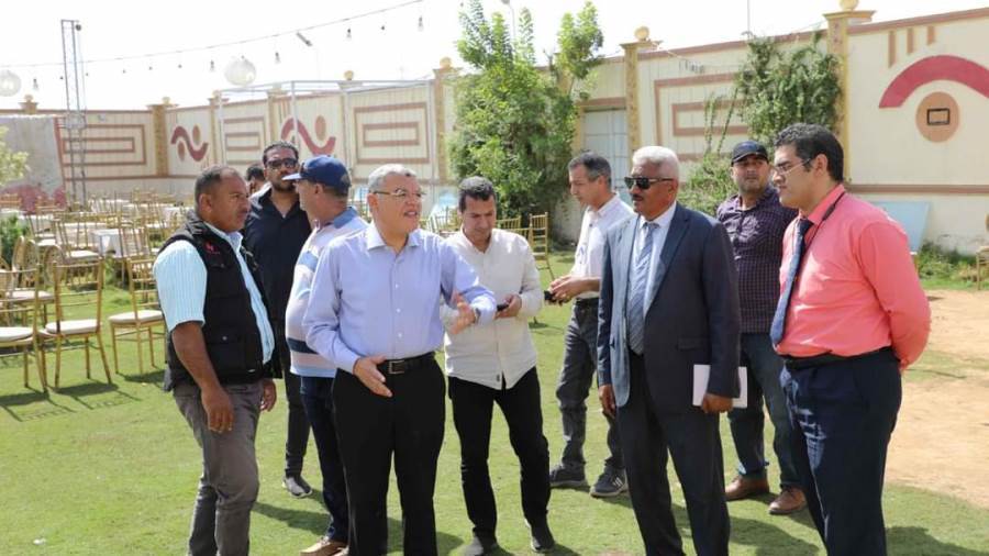 محافظ المنيا خلال جولة مفاجئة