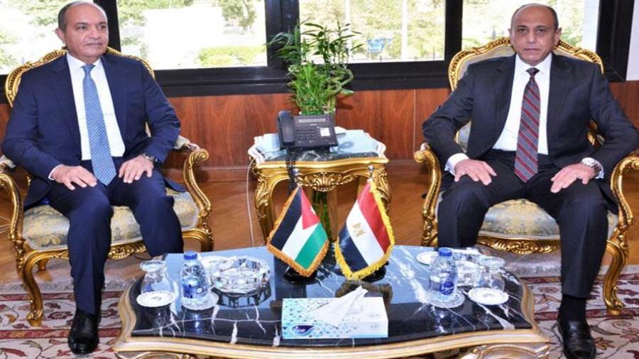 الفريق عباس حلمي وزير الطيران والسفير الأردني
