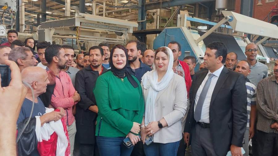 هتافات عمال كفر الدوار تحيا مصر.. ابدأ يا ريس وإحنا معاك