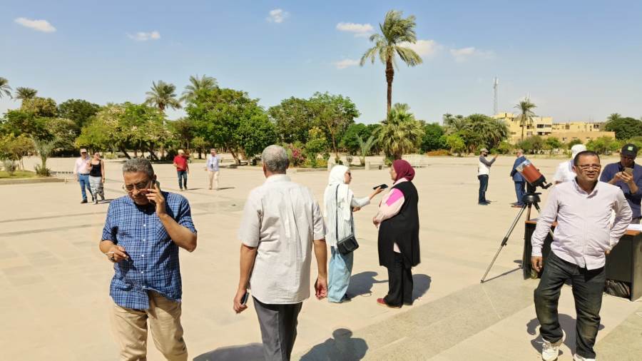 زوار معابد الكرنك يشهدون ظاهرة الكسوف الجزئي للشمس