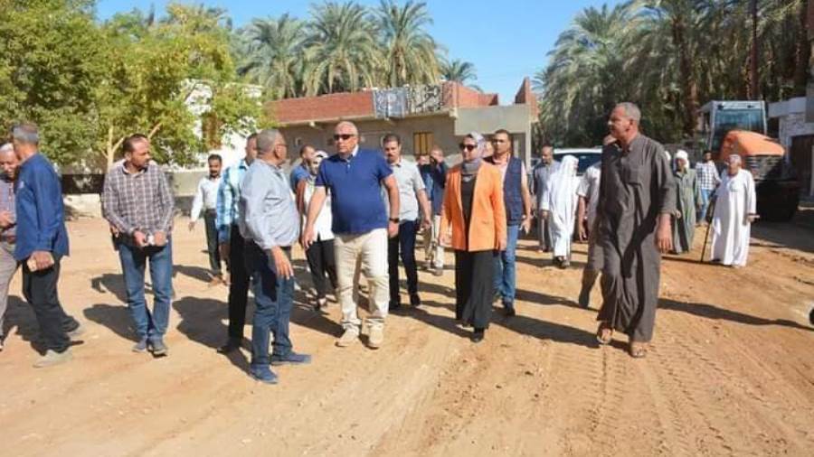 محافظ الوادى يتابع تطوير وتوسيع ورصف الطرق الداخليه