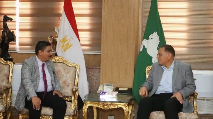 محافظ الشرقية والمستشار القانوني لبنك مصر