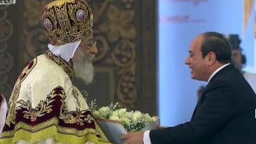 الرئيس السيسي يهدي البابا تواضروس باقة ورود