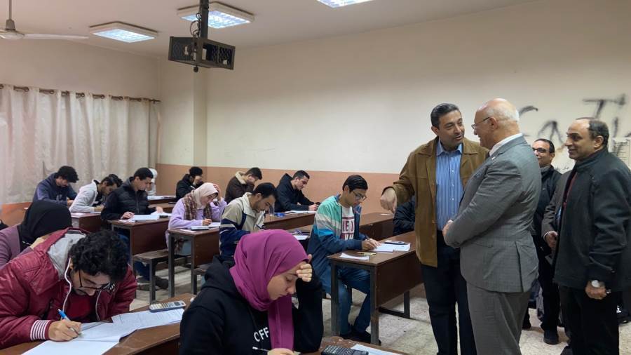 رئيس الجامعة يتفقد الامتحانات