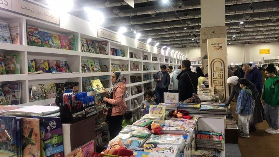 اقبال المواطنين على جناح مؤسسة روزاليوسف في معرض القاهرة الولي للكتاب _ تصوير: معتز أنور