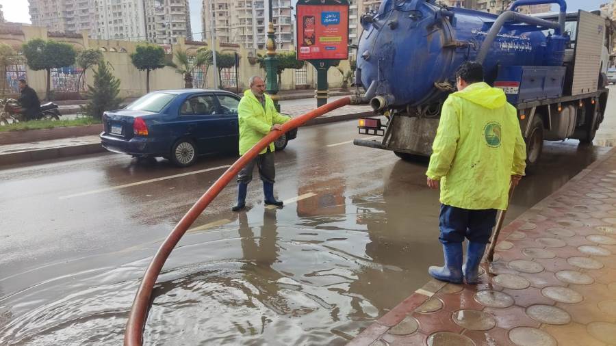 سقوط أمطار بمدن ومراكز البحيرة وانتشار المعدات لرفع آثارها