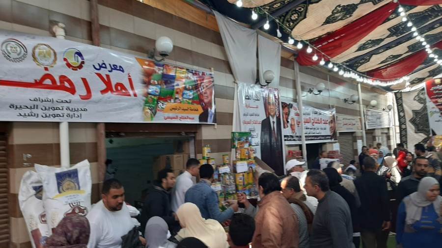 إقبال كبير من المواطنين على معارض أهلا رمضان بالبحيرة
