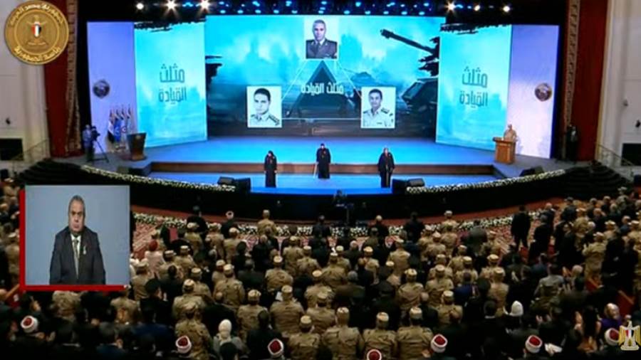 الرئيس السيسي يشهد عرضا فنيا بعنوان مثلث القيادة