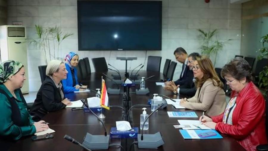 وزيرة البيئة خلال الاجتماع