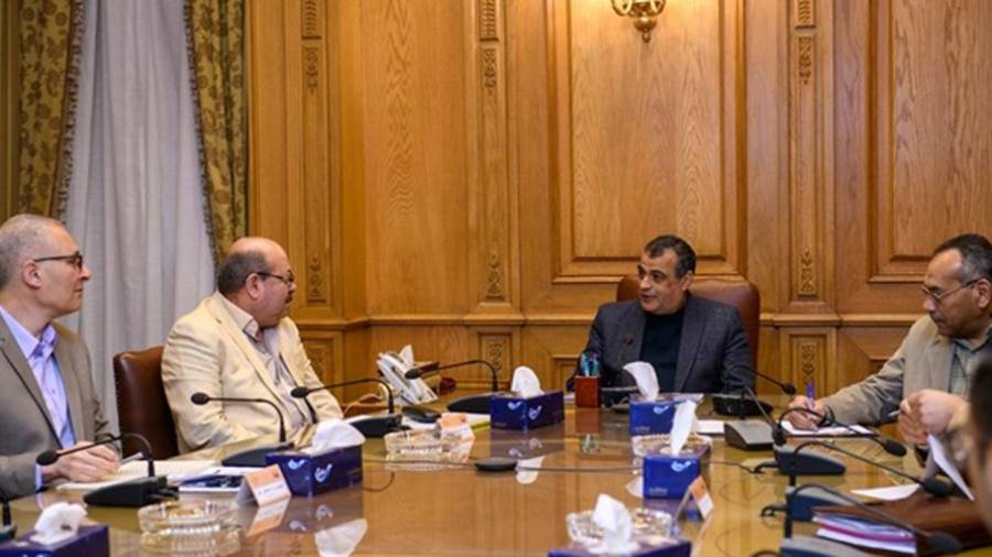 وزير الإنتاج الحربي أثناء الاجتماع