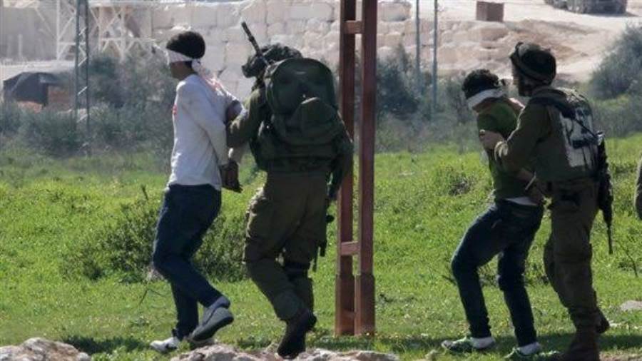 اعتقال نحو 122 عاملا فلسطينيا