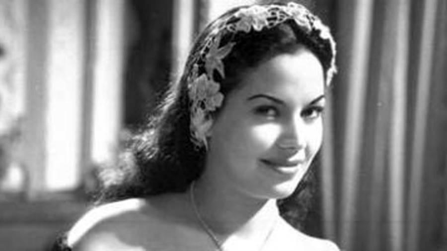 الممثلة القديرة مديحة يسري