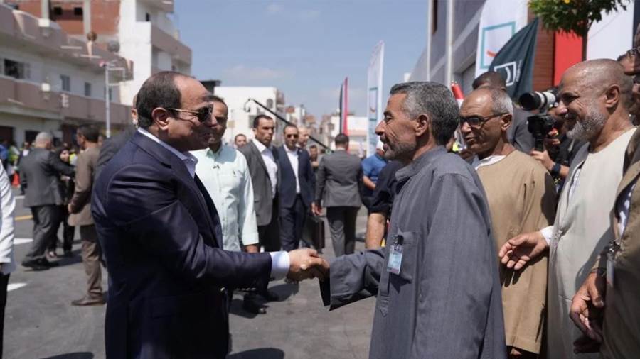 الرئيس السيسي يتفقد مجمع الخدمات الزراعية في قرية الأبعادية