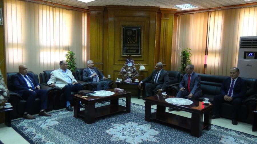 رئيس جامعة المنيا مع وفد هيئة البريد