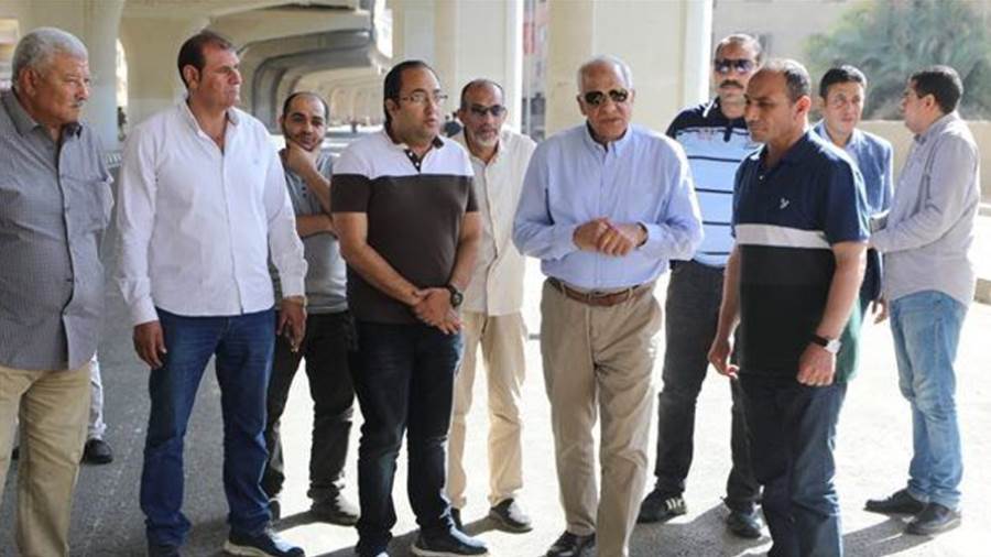 محافظ الجيزة أثناء الجولة