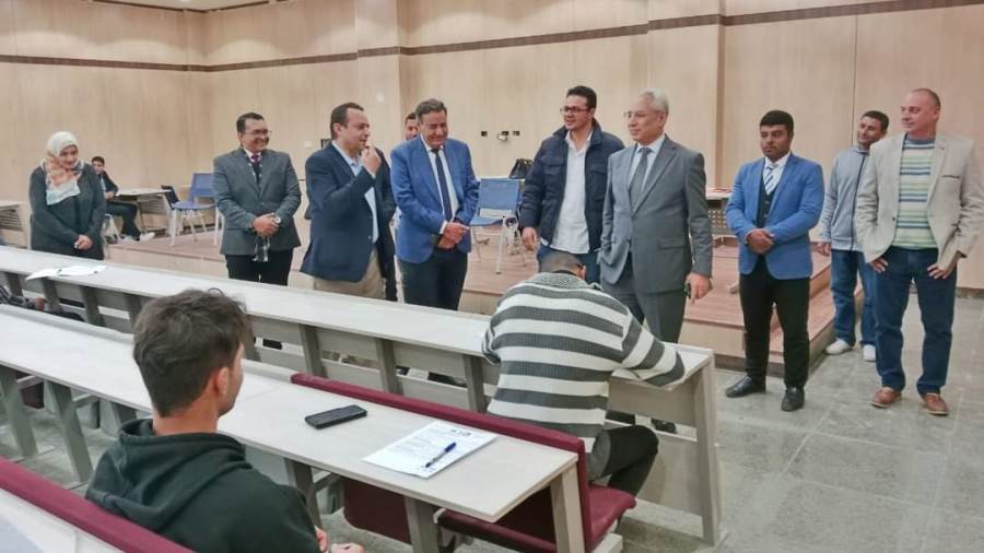 رئيس جامعة المنيا يتفقد اللجان