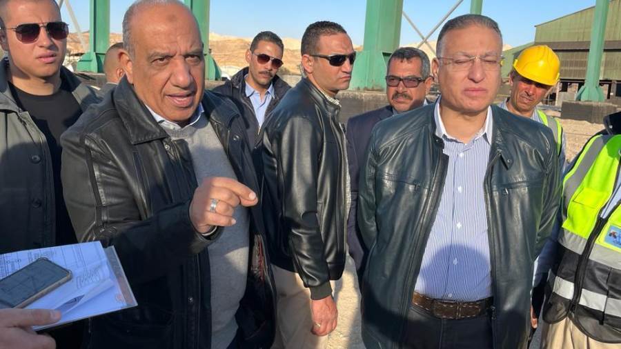 الوزير خلال الجولة ولقاءه بالعاملين بشركة المنجنيز