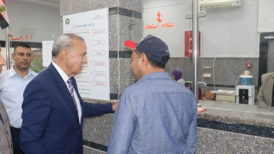محافظ القليوبية يستمع للمواطنين