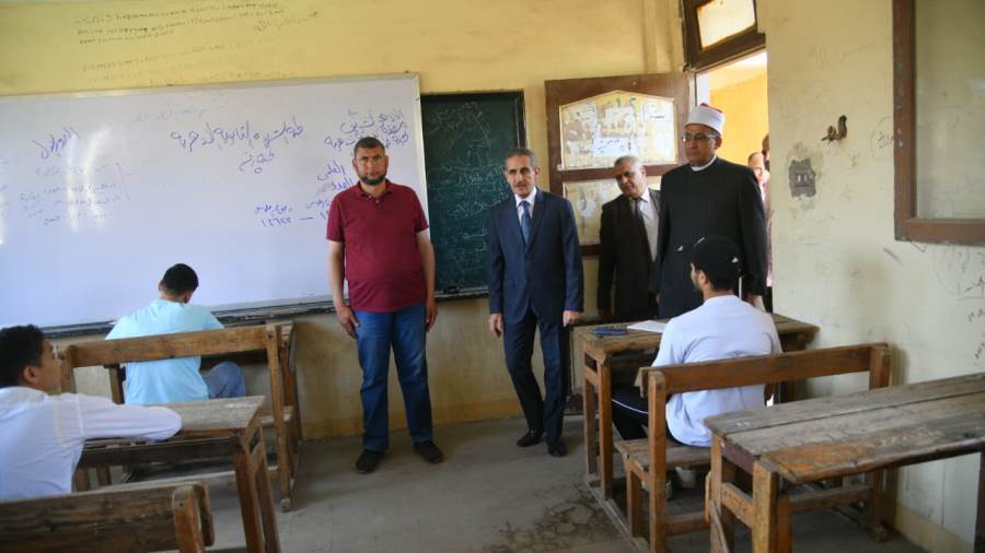 محافظ الغربية حلال تفقد لجان الثانوية الأزهرية