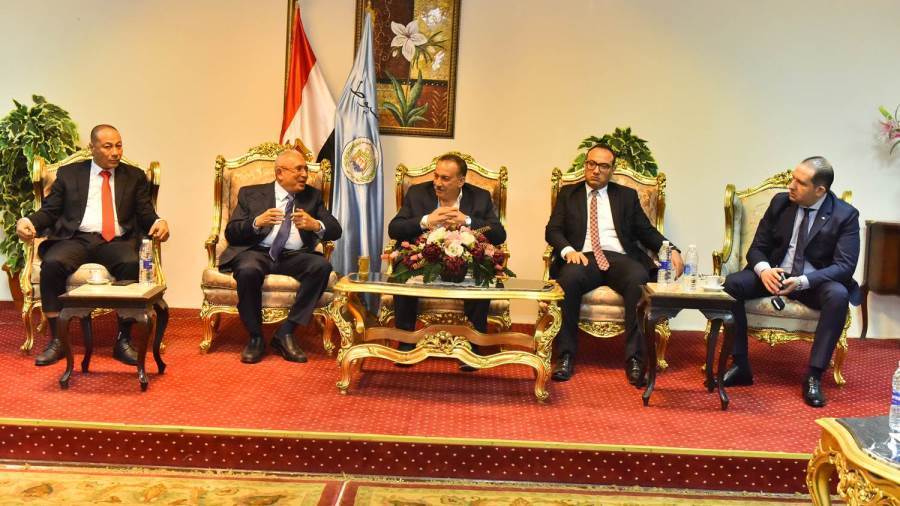 محافظ أسيوط يلتقي أعضاء مجلسي النواب والشيوخ