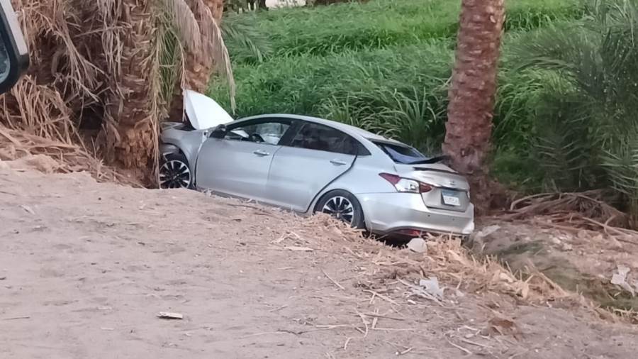 إنقلاب سيارة ملاكي بأسيوط