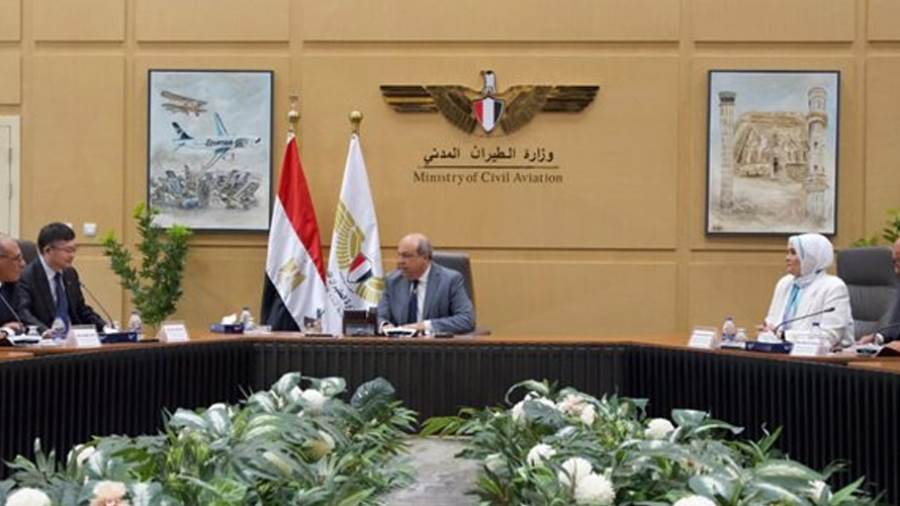 وزير الطيران المدني خلال المباحثات