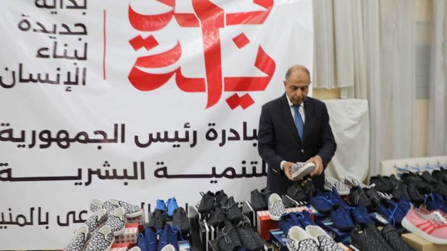 محافظ المنيا يسلم حقائب مدرسيه