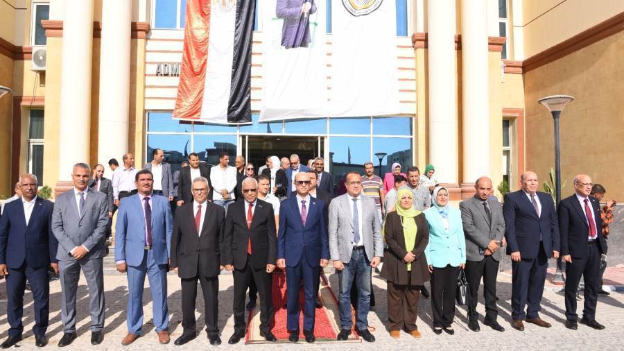 رئيس جامعة أسيوط يشهد تحية العلم بالجامعة الأهلية