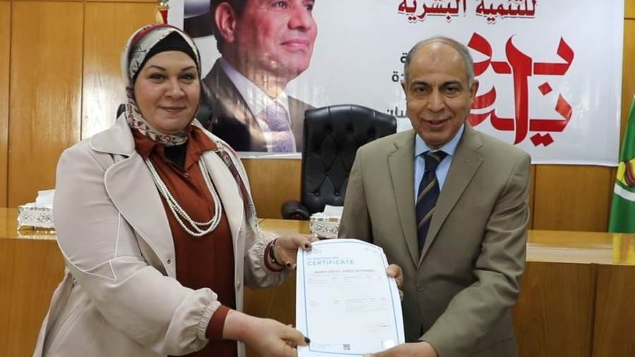 محافظ المنيا يسلم الشهادات