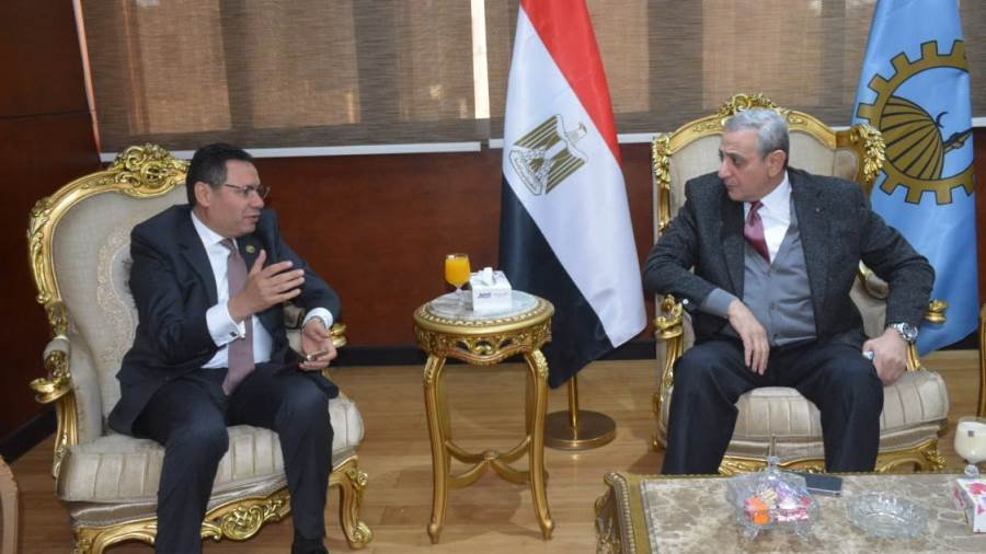 محافظ الغربية خلال اللقاء