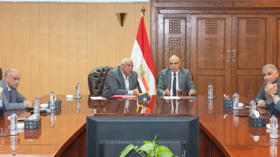 جانب من لقاء محافظ الوادى الجديد