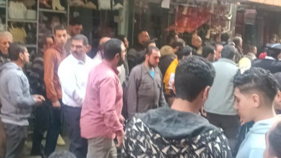 جانب من حريق محل المفروشات بالمحلة