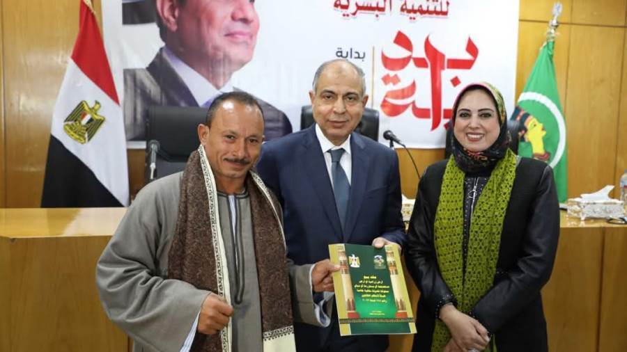 محافظ المنيا يسلم العقود
