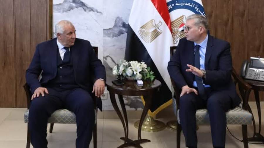 وزير البترول ومحافظ الوادي الجديد يبحثان تعزيز استغلال الثروات التعدينية