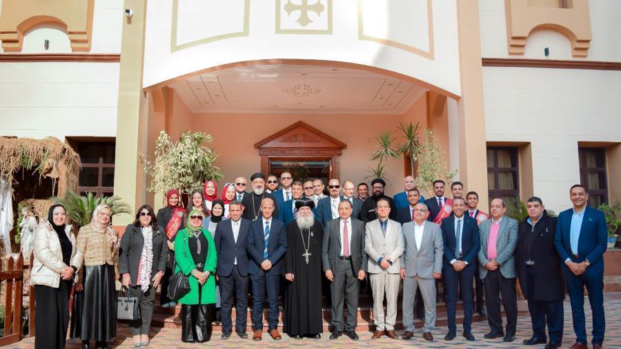 وفد جامعة بنى سويف يهنىء بعيد الميلاد