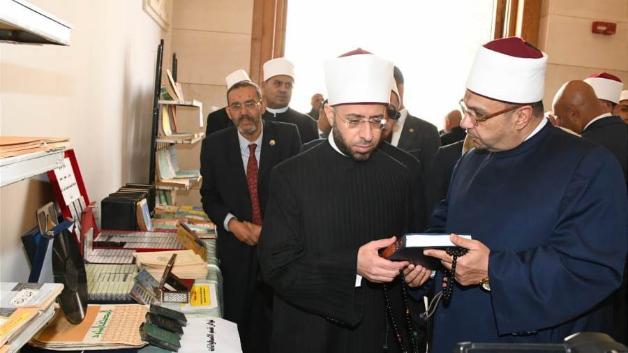 وزير الاوقاف خلال تفقد المعرض