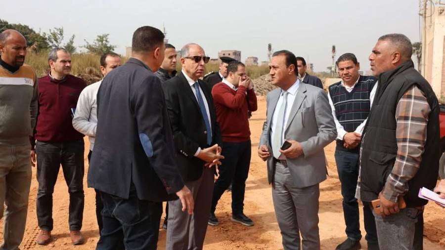 محافظ المنيا يتفقد السوق
