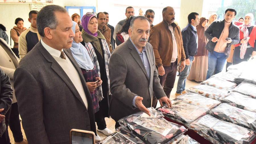 محافظ أسيوط يشهد توزيع أقمشة على طالبات المدرسة الثانوية الصناعية بنات