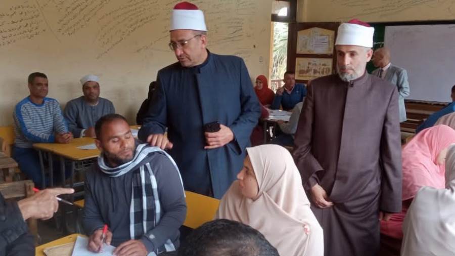 رئيس المنطقة الازهرية بالغربية خلال تفقد أعمال التصحيح