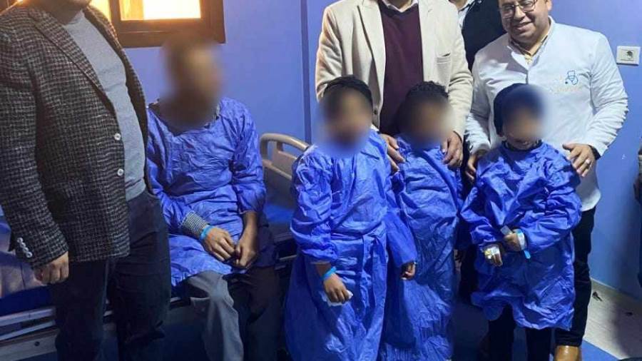 الفريق الطبي مع الأطفال
