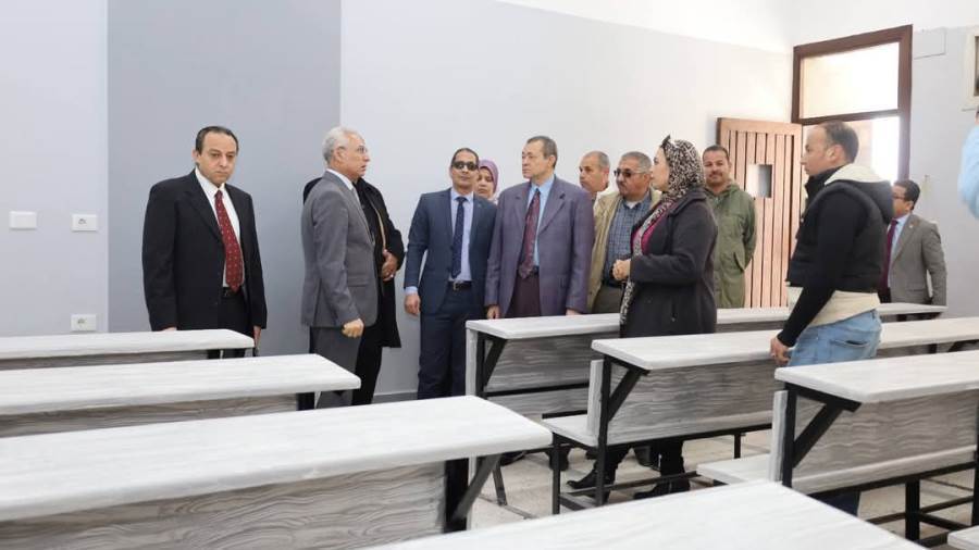 رئيس جامعة المنيا يتفقد القاعات