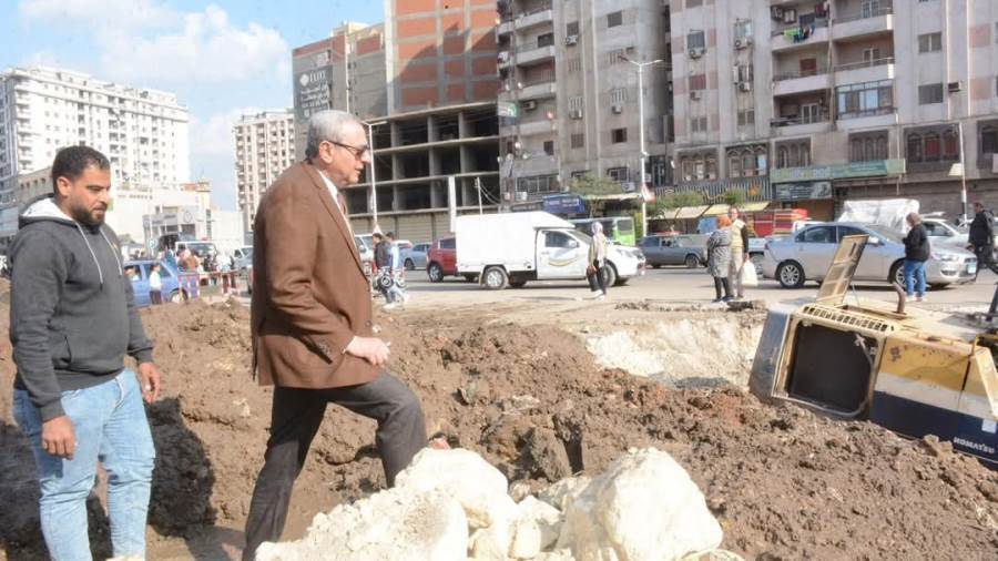 محافظ الغربية خلال متابعة محور محلة منوف