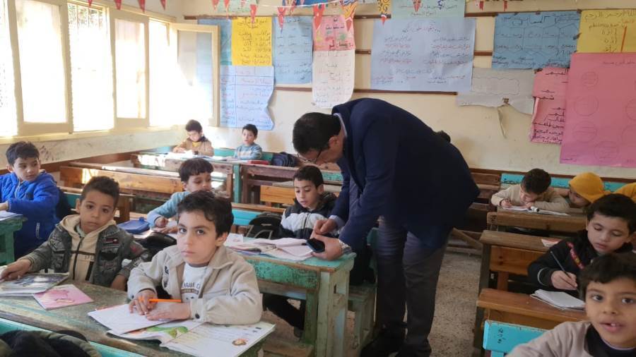 وكيل وزارة التعليم خلال تفقد عدد من مدارس طنطا