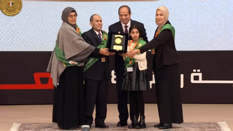 الرئيس السيسي يكرم أسر الشهداء والمصابين بالندوة التثقيفية الـ41