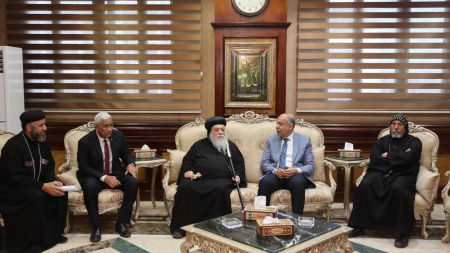 محافظ المنيا خلال اللقاء
