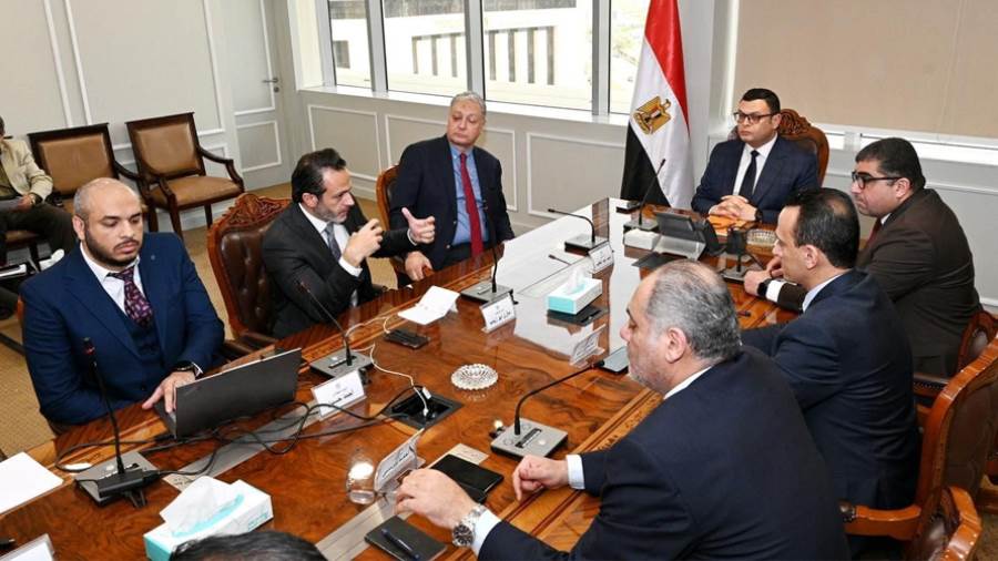 وزير الإسكان خلال الاجتماع