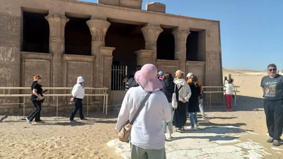 وفود سياحية تزور المواقع الأثرية