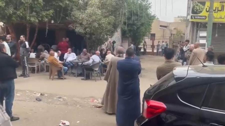 الأهالى فى انتظار وصول الحثمان